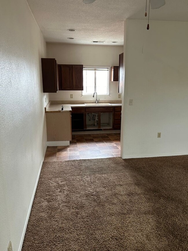 Building Photo - 3 Bedroom 1.5 Bathroom Home In Winslow