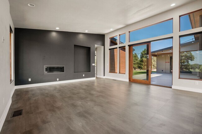 Building Photo - 64144 Pioneer Loop
