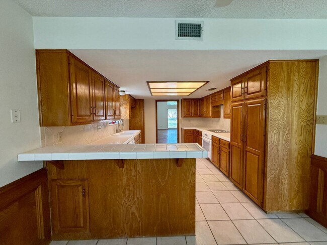 Building Photo - NEAR GOLF COURSE - WELL ESTABLISHED SPICEW...