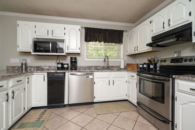 Building Photo - 3 br/ 2 bath home, private setting with garage/workshop