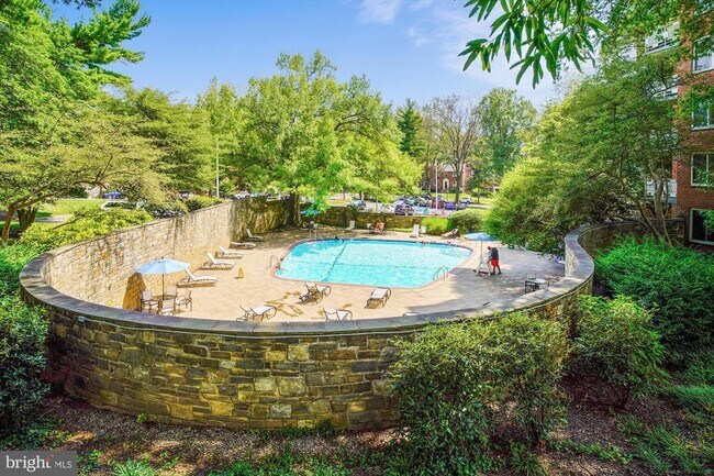 Building Photo - 4000 Tunlaw Rd NW