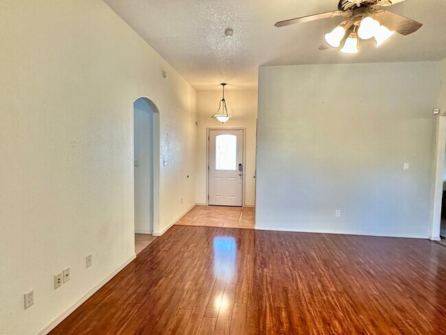Building Photo - 1104 San Miguel St