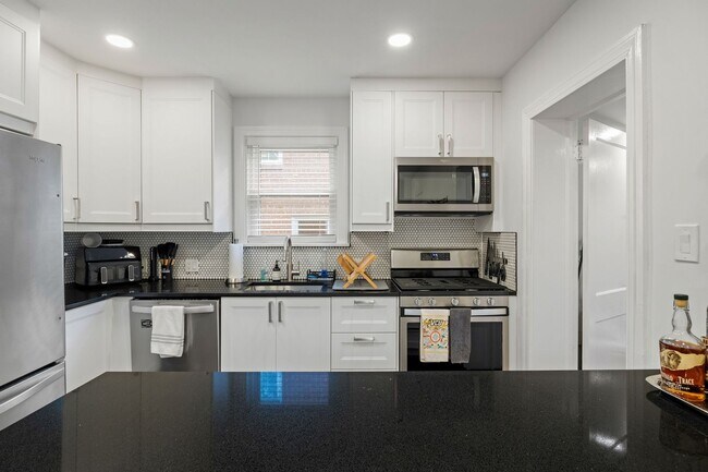 Building Photo - Beautiful 4 Bedroom Home off Of Cutshaw Ave! ***Available Early August 2026***