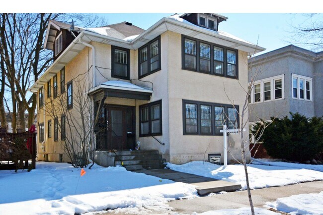 Building Photo - Spacious 2-Bedroom Unit in Minneapolis - Great Location!