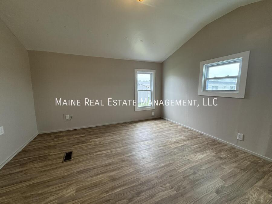 Building Photo - 108 D St