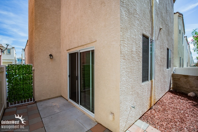 Building Photo - Fabulous 2Bdm 2.5Ba Home With Community Park & Pool.