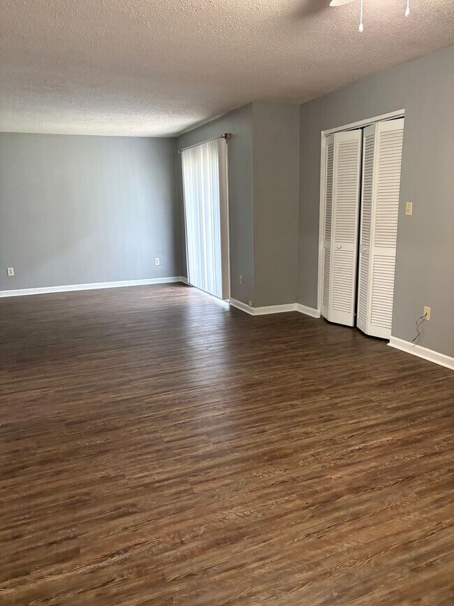 Building Photo - Large 2BED/2BA Townhome