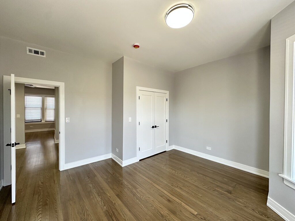 Building Photo - 3840 N Wilton Ave