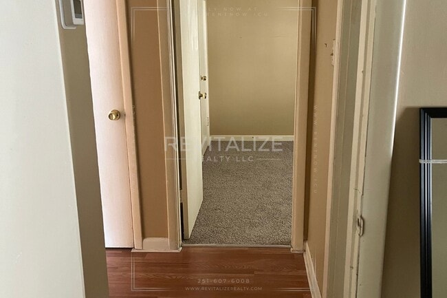 Building Photo - Charming 2/1 Apartment in Midtown!