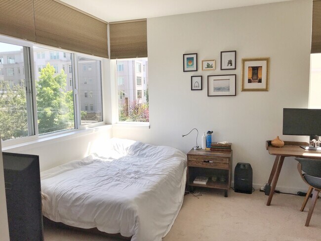 Building Photo - Gorgeous, Airy Townhome on Treelined Stree...