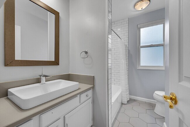 Building Photo - $2,295.00 - 3 Bedrooms, 1.5 Bathroom, Town...