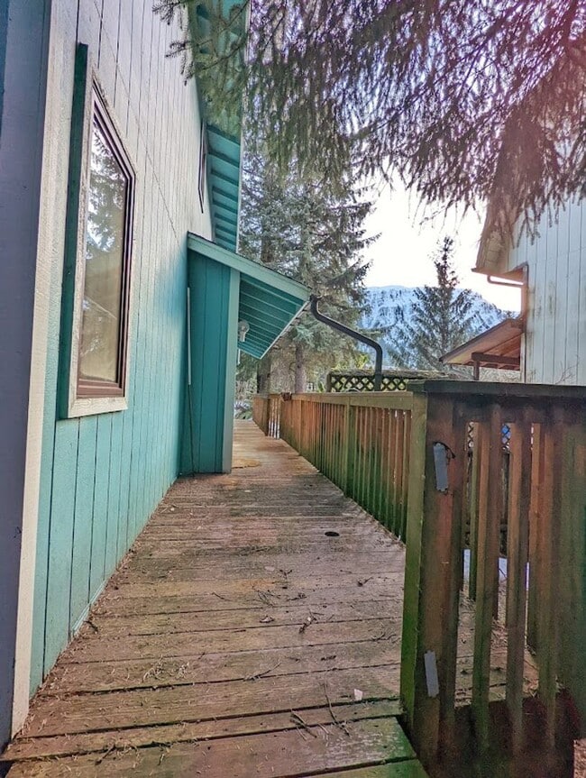 Building Photo - Backloop Sgl Fam Home, 3BD/2BA, Pet Friendly, 2 Car Garage