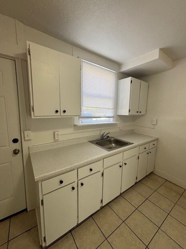 Building Photo - 2 Bed 1 Bath Updated Home