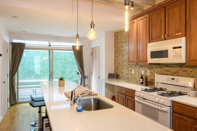 Building Photo - 2028 Webster St