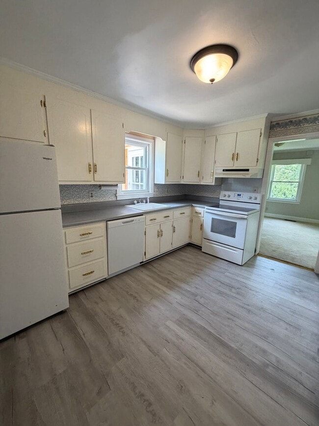 Building Photo - Country Rental on Approximately 1.9 Acres With 4 Bedrooms!