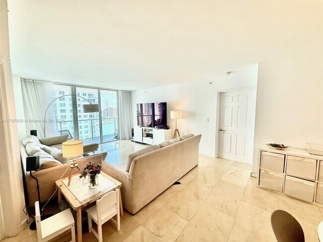 Building Photo - 1155 Brickell Bay Dr