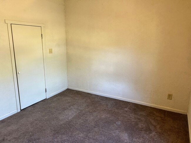 Building Photo - Great 2 Bedroom Apartment