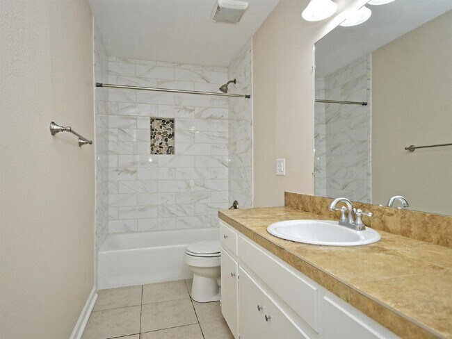 Building Photo - "Charming 3-Bedroom Retreat with 2 Baths i...