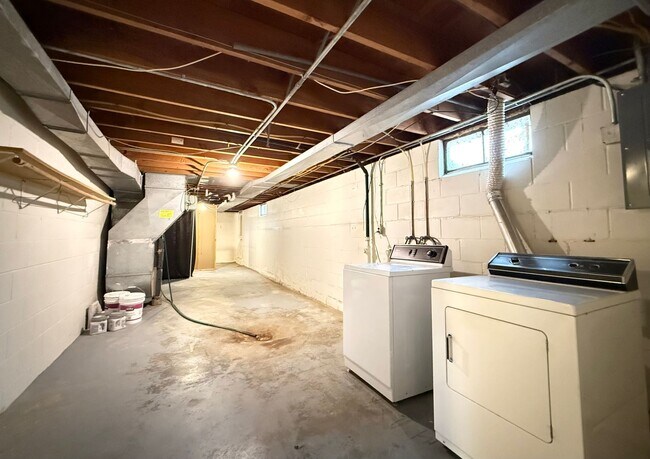 Building Photo - Spacious 4 Bedroom Home + Garage, Fenced Backyard & Bonus Lower Level