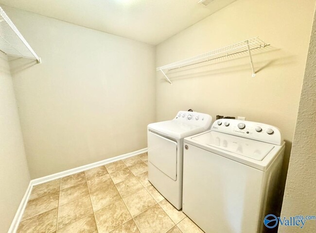 Building Photo - 142 Vancouver Rd