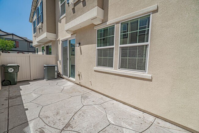 Building Photo - Santa Clarita 3-Bedroom River Village Home...