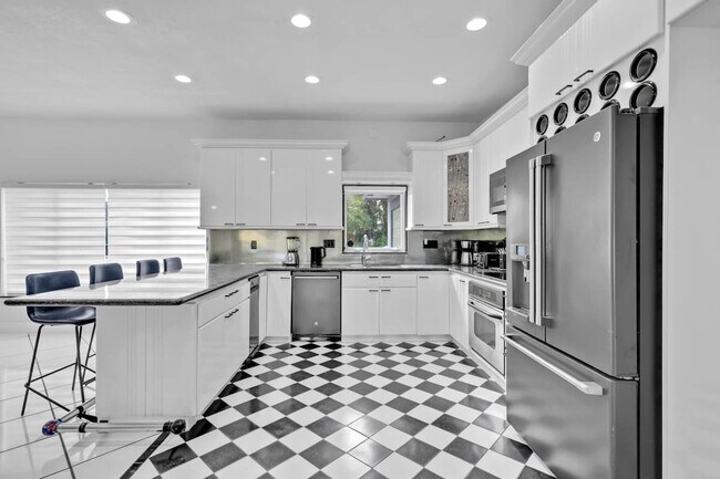 Building Photo - 1712 NE 18th Ave