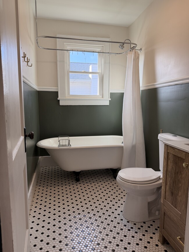 Building Photo - 822 Radford Pl