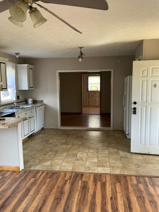 Building Photo - 131 Crescent Ln