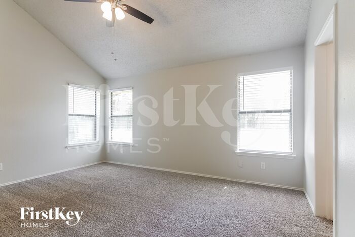 Building Photo - 2216 Turf Club Dr