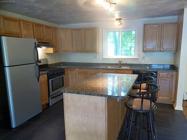 Building Photo - AVAILABLE 7/1/26 - Beautiful 5 Bedroom Sin...