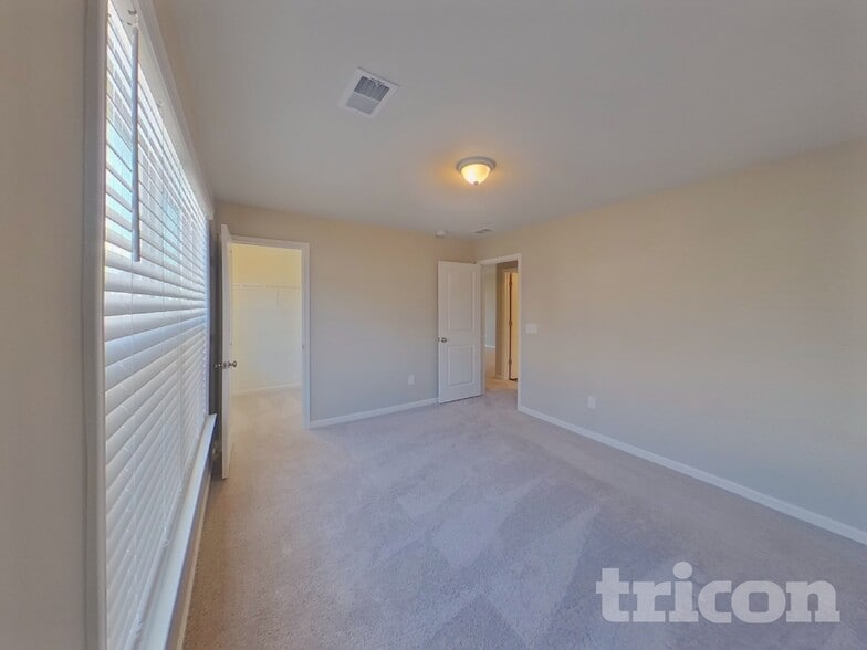 Building Photo - 33 Chalet Ct