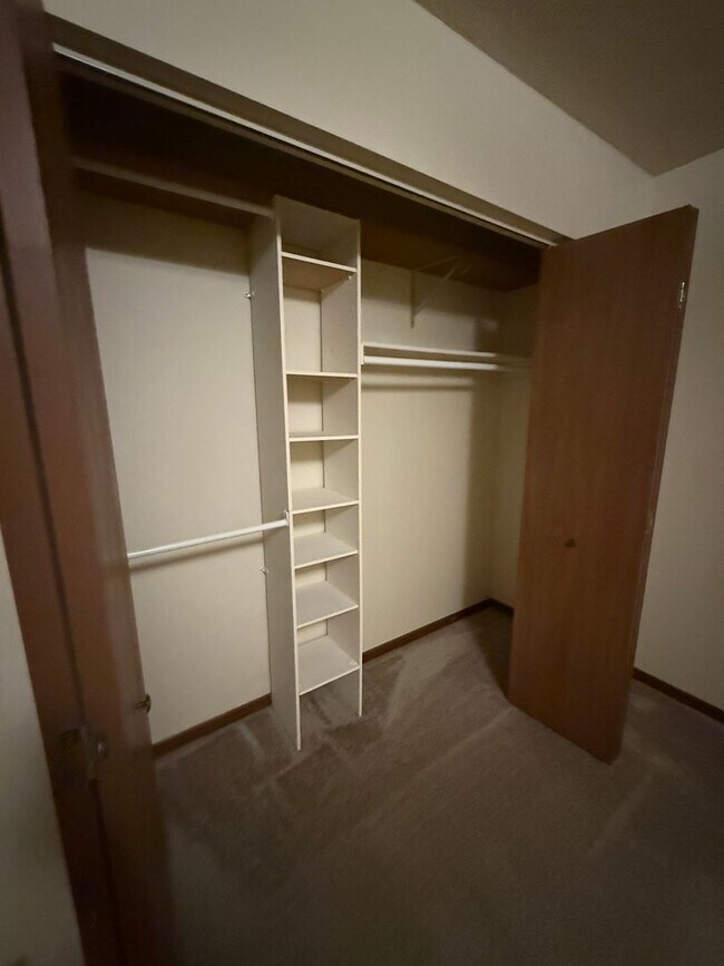 Building Photo - PP - 14 - Grandview Ave