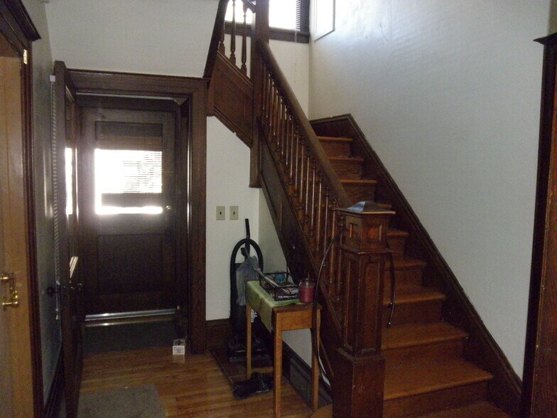 Entry - 211 S Mills St
