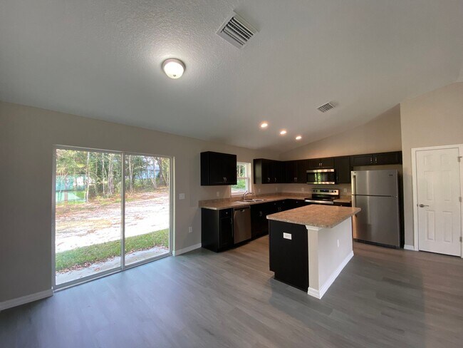 Building Photo - Custom Home - Desirable SW Dunnellon Neighborhood 3/2/2  Won't Last