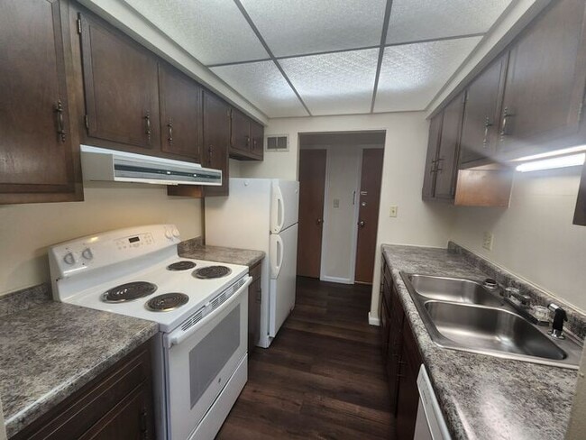 Building Photo - 2 Bedroom Apartment Across from Baesler's