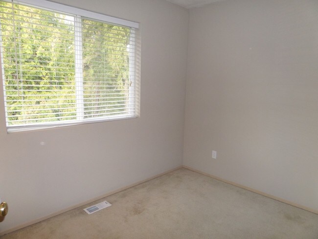 Building Photo - Large 3-Bedroom House w/New Carpet in Grea...