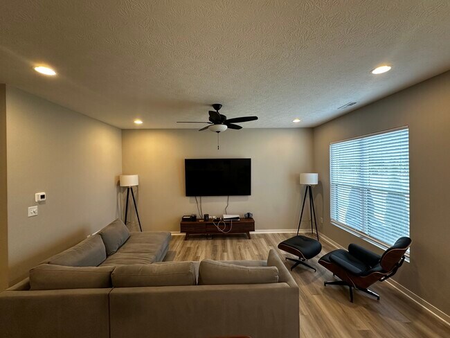 Building Photo - 6419 Angelica Way