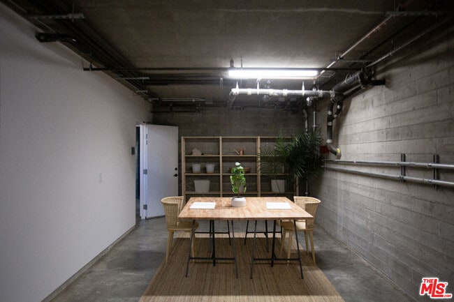 Building Photo - 8870 Wonderland Ave