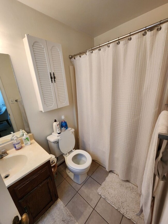 Building Photo - Charming 3 bed 2 and a half bath near VB O...