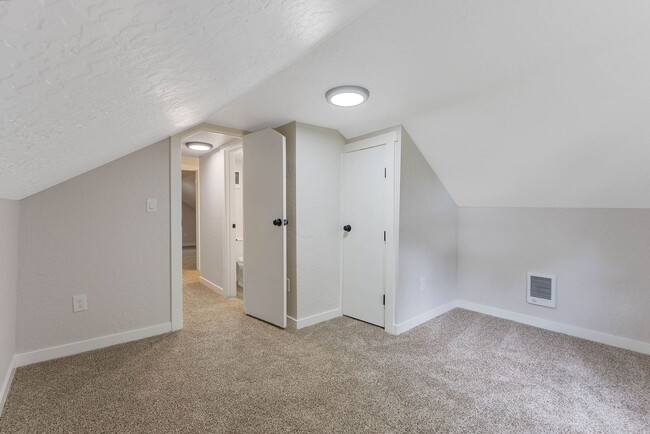 Building Photo - Darling 4 Bed, 2 Bath Home in Spokane!
