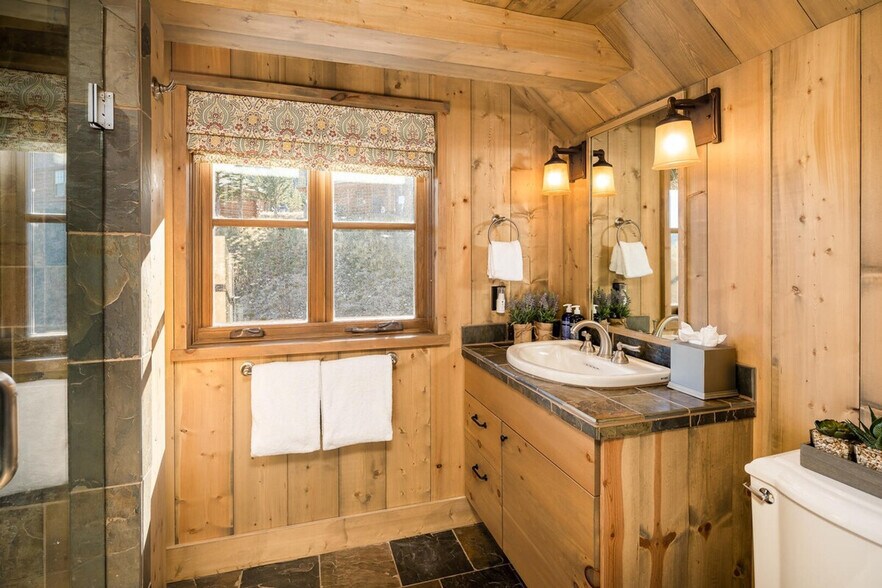 5 Bandit Way 5 Bandit Way Big - 5 Bandit Way Big Sky Mt Building Photo