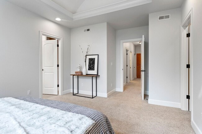 Building Photo - Beautiful 4-bdr/2.5 bath Hillsboro home w/ fireplace near nature area, Intel, Nike, and more