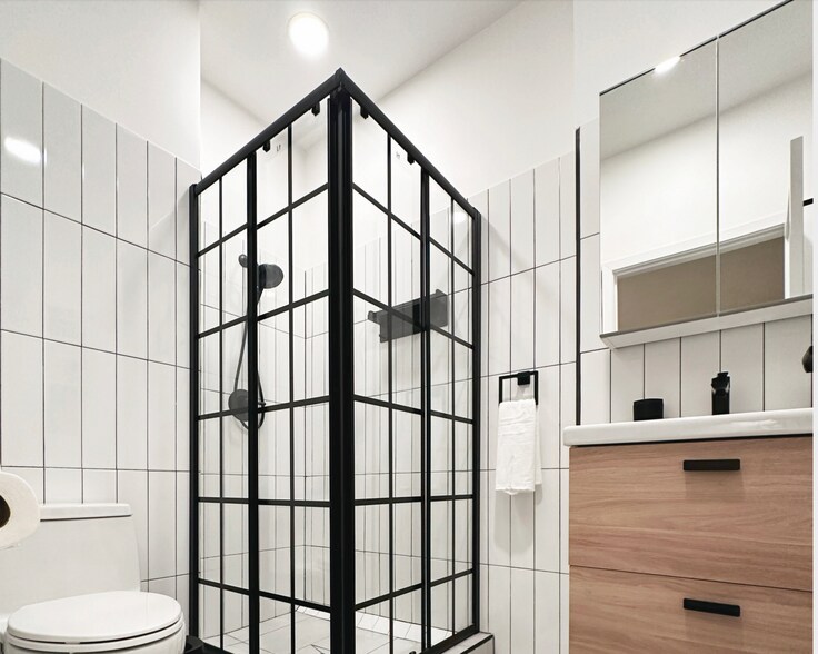 Building Photo - 1448 N Fuller Ave