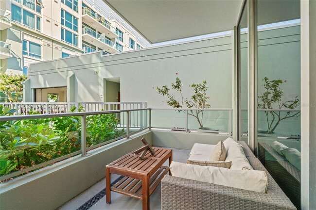 Building Photo - Modern 2 Bed/2 Bath Condo