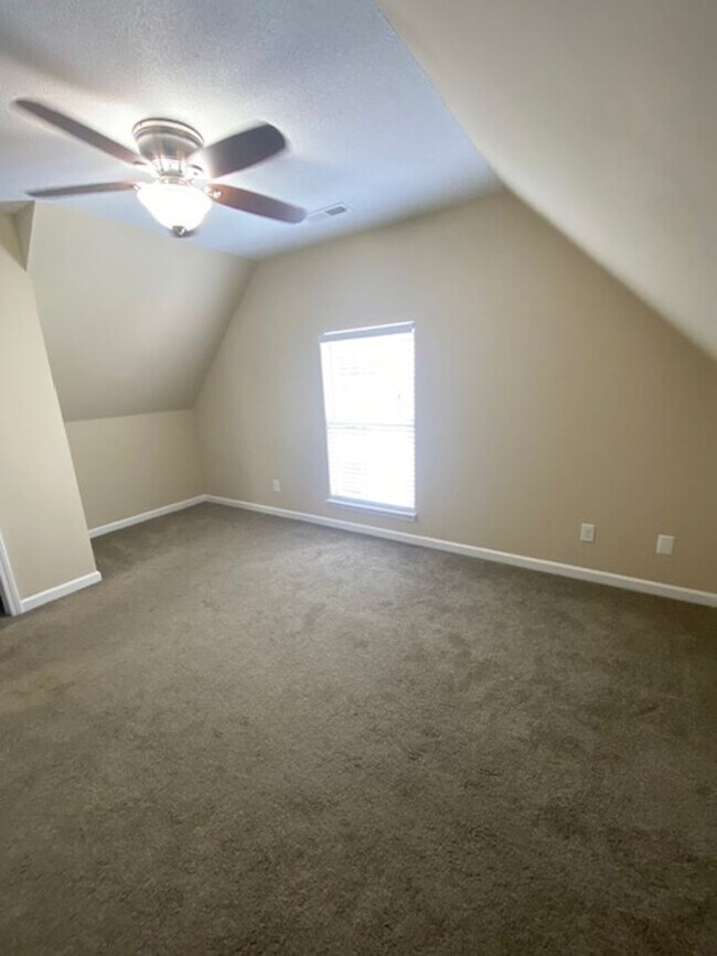 Building Photo - Updated 3 bed 2 bath house