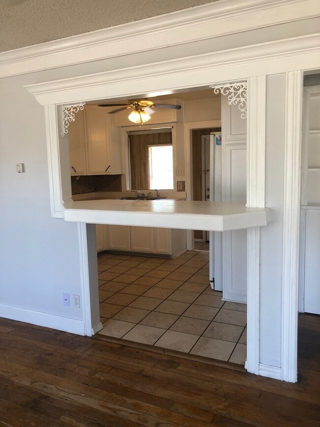 Building Photo - CUTE HOME WITH 2 BEDROOMS, 1 BATHROOM, 1 CAR GARAGE