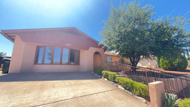 Building Photo - Spacious 3 bedroom with den.