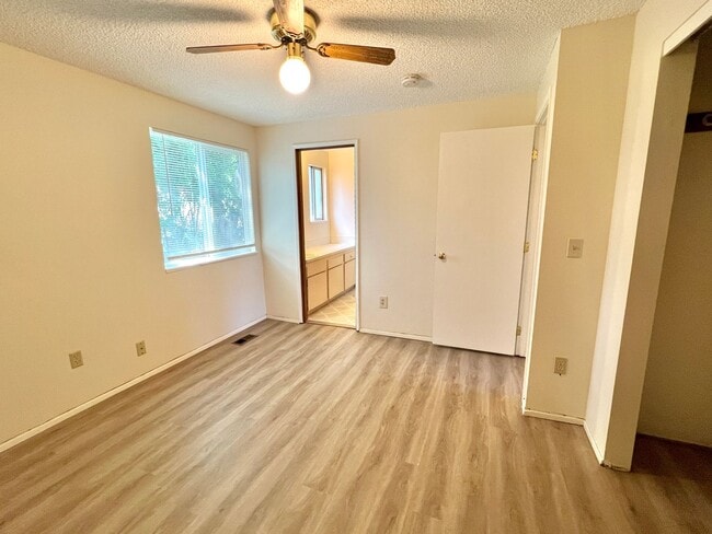 Building Photo - South Tabor Neighborhood Home with Spaciou...