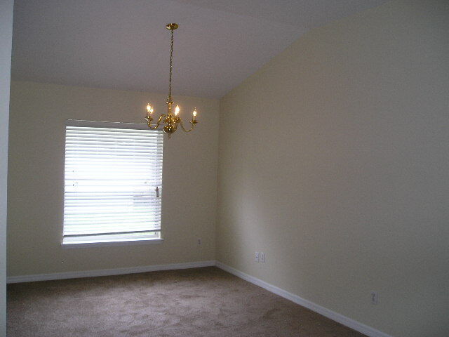 Building Photo - CENTRALLY LOCATED!