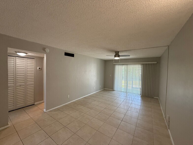 Building Photo - 2 Bed/1 Bath - Unit C3
